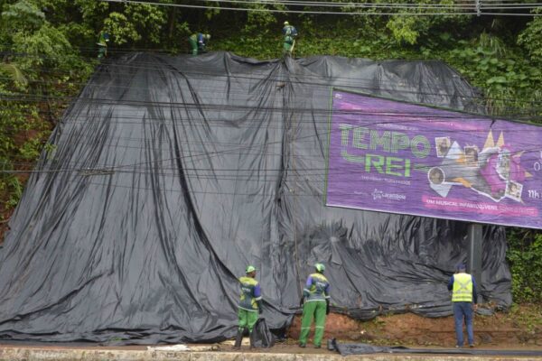 Limpurb intensifica instalação de lonas de proteção em áreas de risco de Salvador