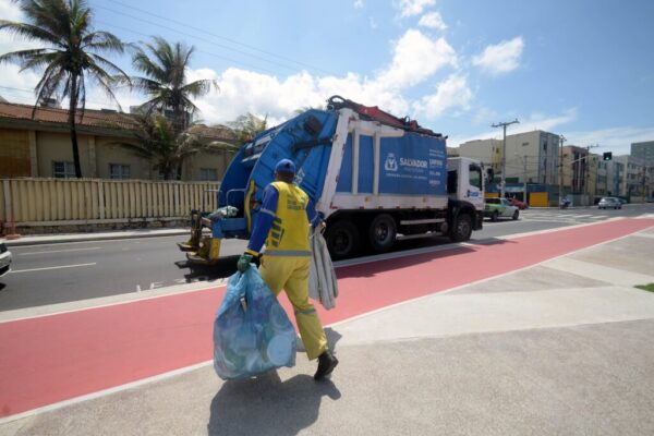 Descarte correto do lixo ajuda a prevenir transtornos durante período chuvoso em Salvador